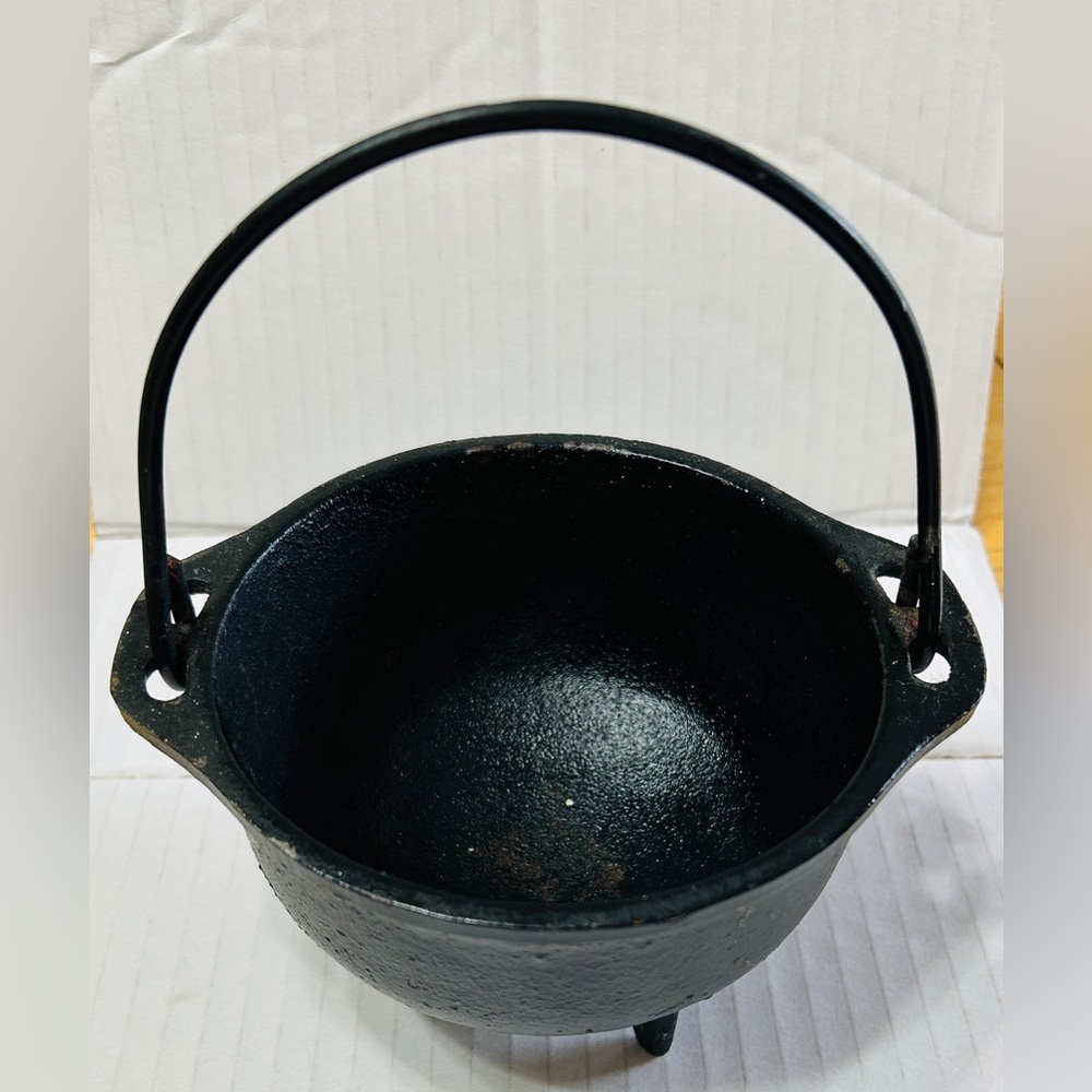 Cast iron cauldron, vintage, no name on it. Very good used condition.